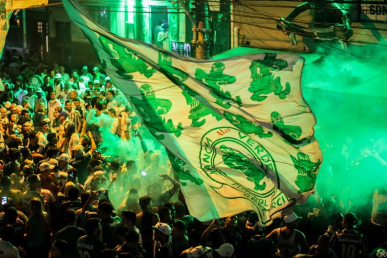 Torcida do Palmeiras cr&iacute;tica presidente do clube