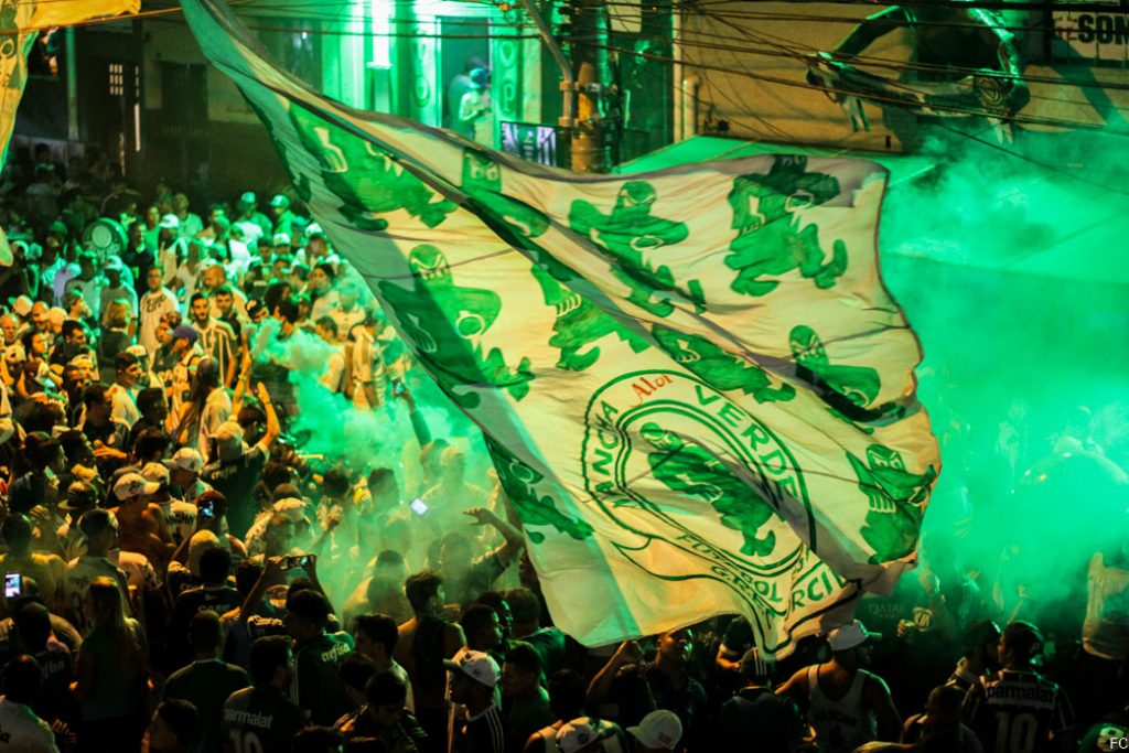 Torcida do Palmeiras cr&iacute;tica presidente do clube