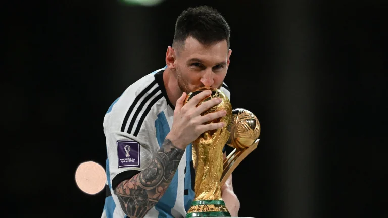 Messi afirma continuar a jogar pela Argentina ap&oacute;s conquistar a Copa do Mundo no Catar