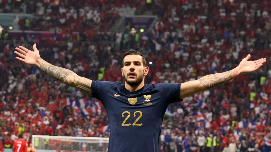 Theo Hern&aacute;ndez provoca Messi antes da final da Copa do Mundo