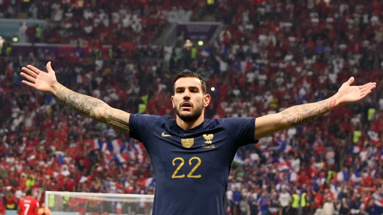 Theo Hern&aacute;ndez provoca Messi antes da final da Copa do Mundo