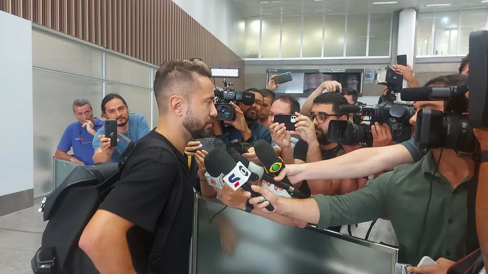 Everton Ribeiro no desembarque da Sele&ccedil;&atilde;o