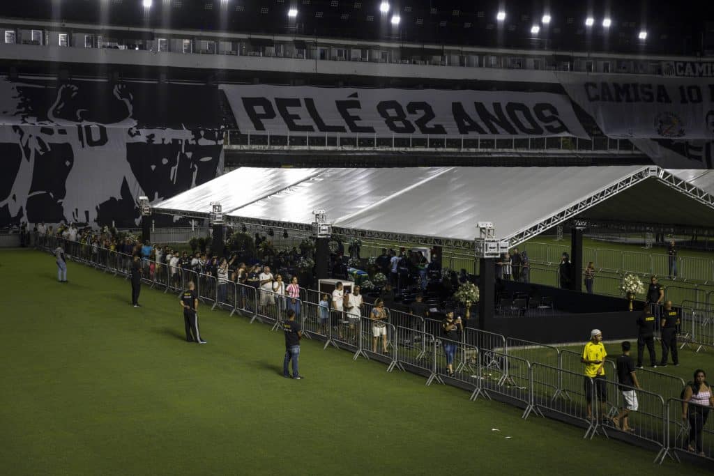 Neto critica campe&otilde;es mundiais e t&eacute;cnico da sele&ccedil;&atilde;o por aus&ecirc;ncia no vel&oacute;rio de Pel&eacute;