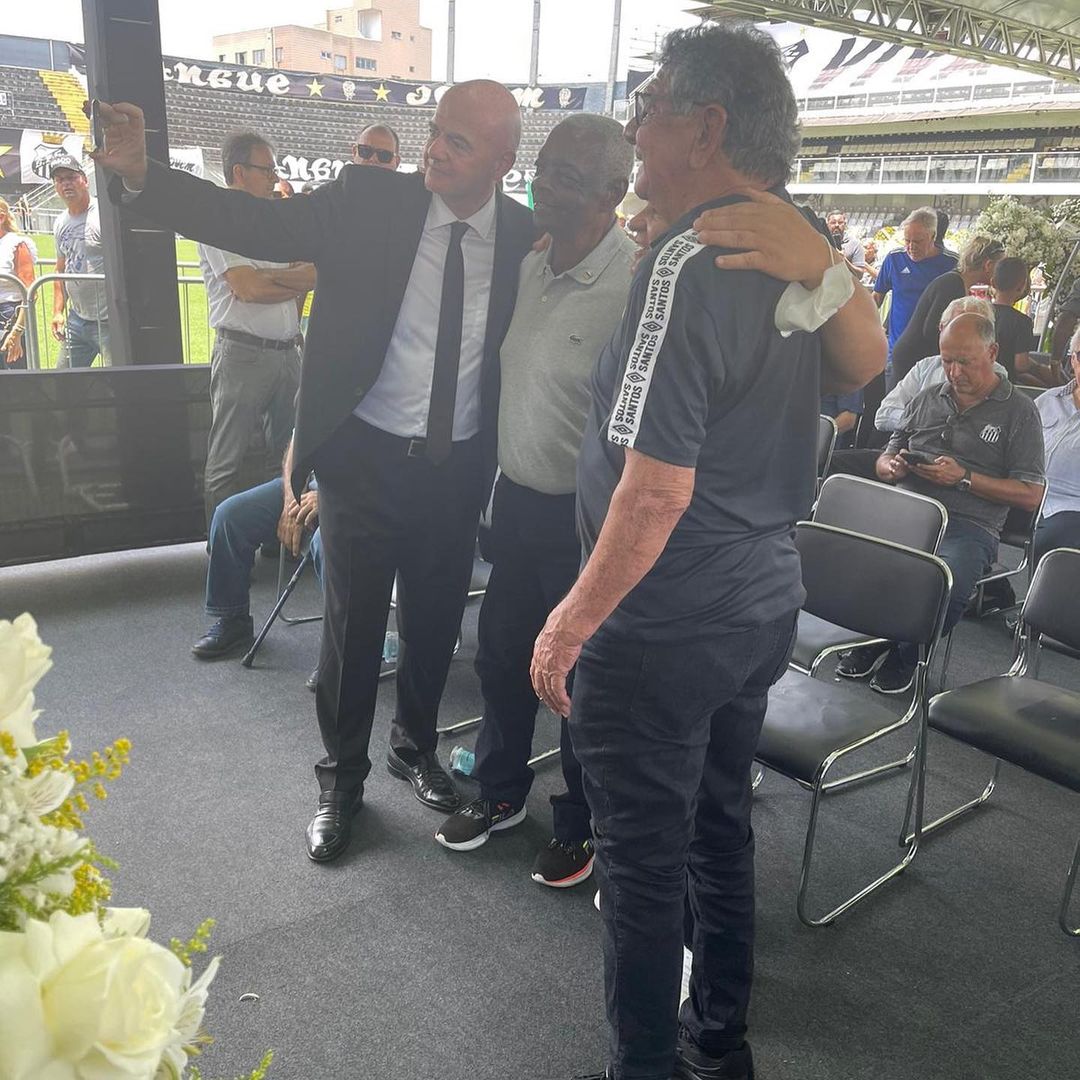 Presidente da FIFA durante o vel&oacute;rio de Pel&eacute; (Foto: Reprodu&ccedil;&atilde;o/Instagram)