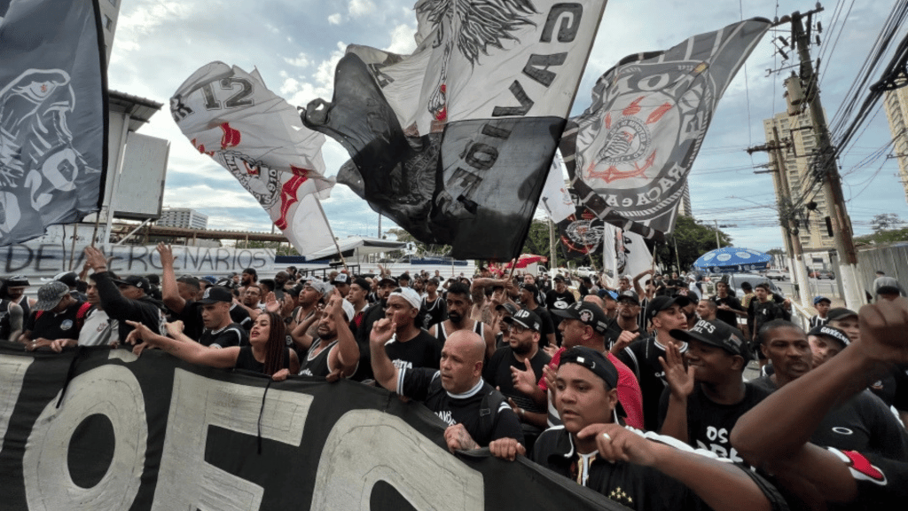 Torcida do Corinthians faz protesto contra pre&ccedil;os dos ingressos