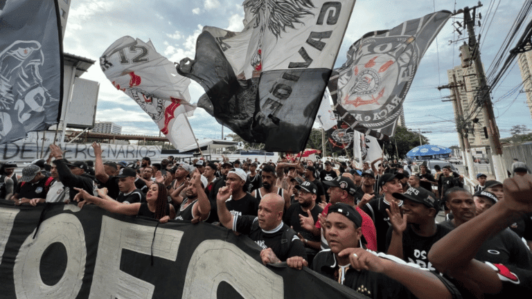 Torcida do Corinthians faz protesto contra pre&ccedil;os dos ingressos
