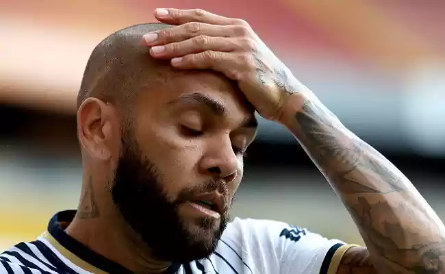 Laudo aponta beijo entre Daniel Alves e suposta v&iacute;tima e contradiz vers&atilde;o da mulher