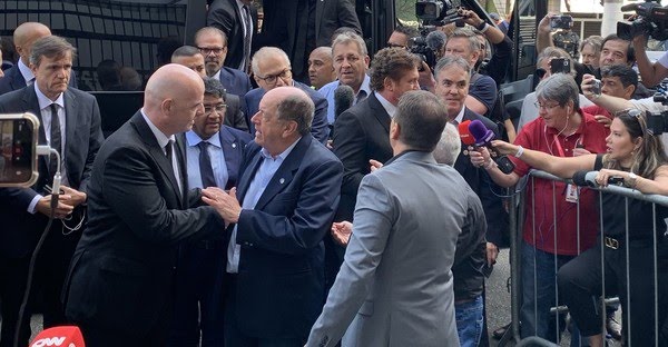 No vel&oacute;rio do Rei Pel&eacute;, presidente da Fifa, Gianni Infantino, pede nome de Pel&eacute; em est&aacute;dios pelo mundo