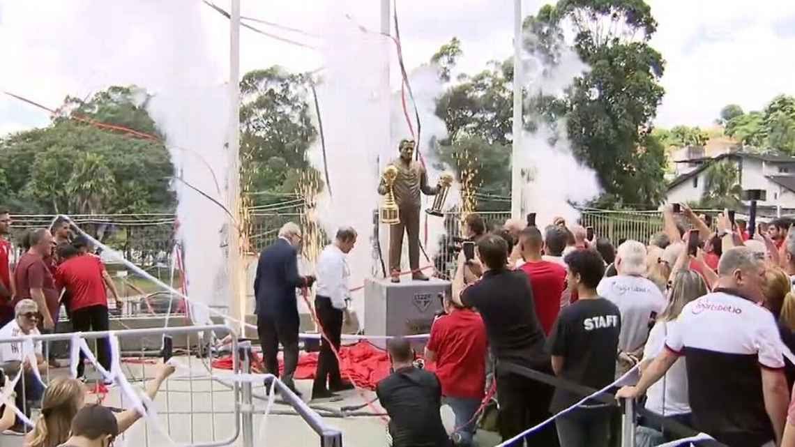 S&atilde;o Paulo inaugura est&aacute;tua do mestre Tel&ecirc; Santana