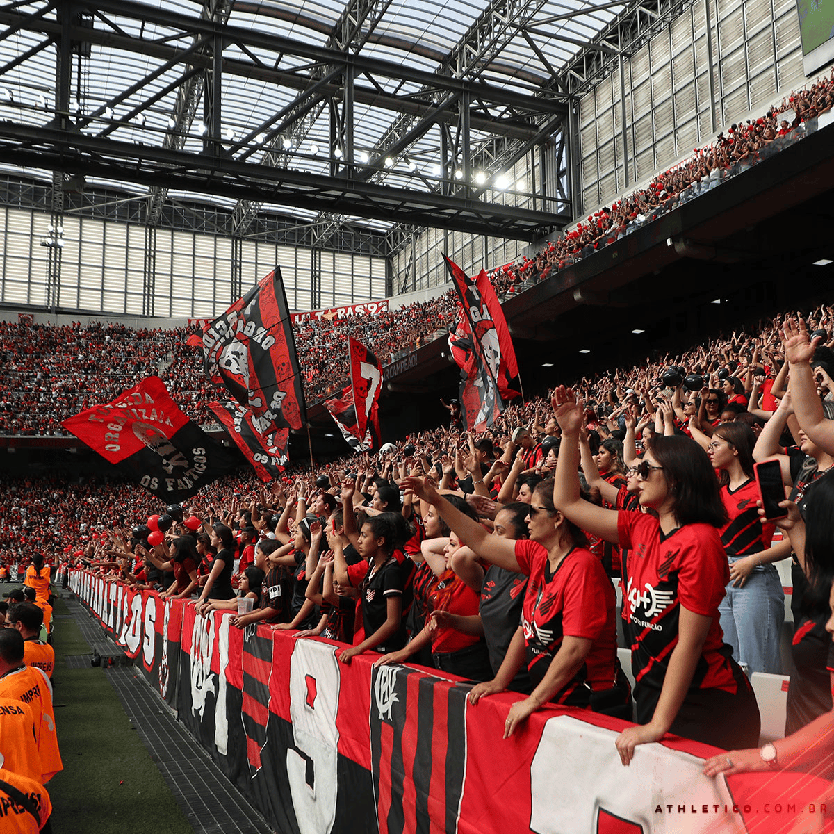 Com apenas mulheres e crian&ccedil;as, jogo do Athletico-PR registra 32 mil torcedores