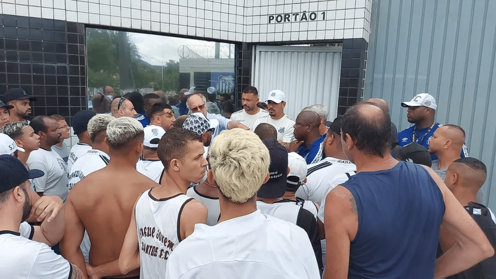 Momento cr&iacute;tico no Santos gera cobran&ccedil;a e manifesta&ccedil;&atilde;o de torcedores