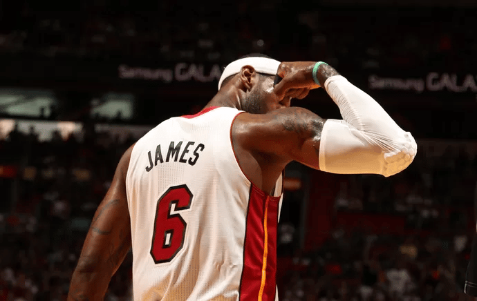 Camisa de LeBron James &eacute; leiloada; confira o valor