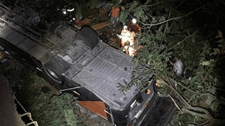 &Ocirc;nibus de time de futebol juvenil sofre grave acidente em MG