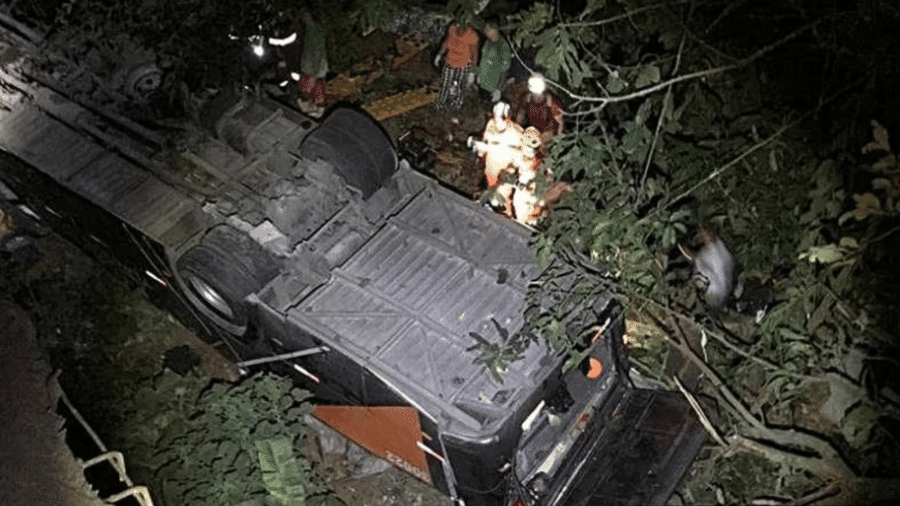 &Ocirc;nibus de time de futebol juvenil sofre grave acidente em MG