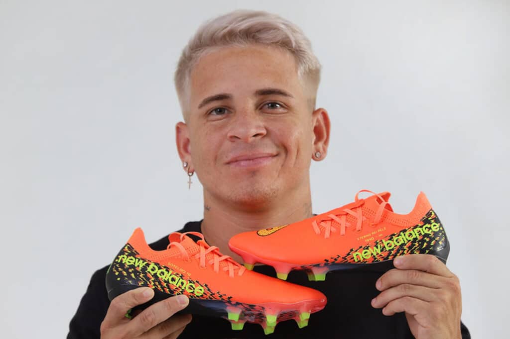 Homenagem ao Rei Pel&eacute; une Soteldo e New Balance em cria&ccedil;&atilde;o especial