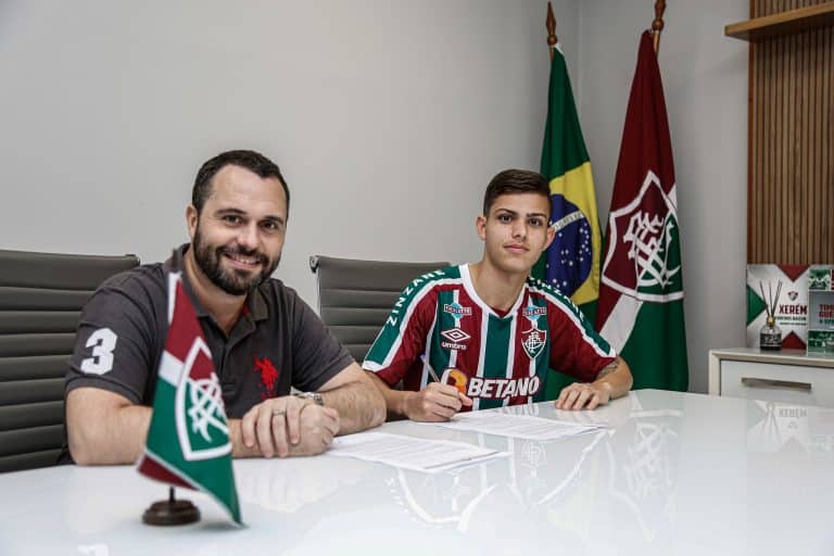 Fluminense anuncia contrata&ccedil;&atilde;o de meia brasileiro&nbsp;ex-Ajax