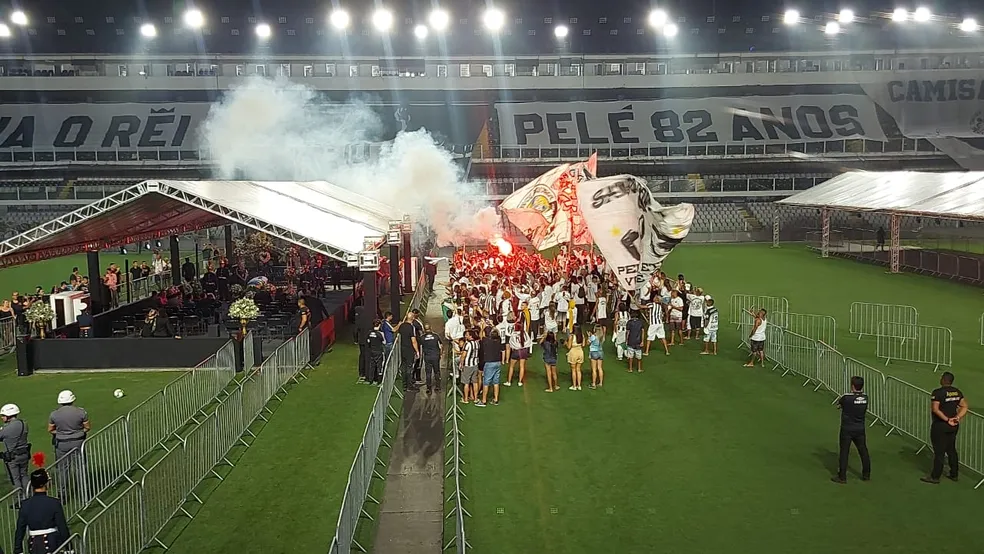 Torcida Jovem faz &uacute;ltima homenagem a Pel&eacute;