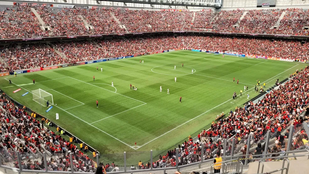 Com apenas mulheres e crian&ccedil;as, jogo do Athletico-PR registra 32 mil torcedores