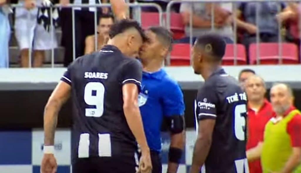 Cl&aacute;ssico carioca tem agress&atilde;o de jogador em &aacute;rbitro
