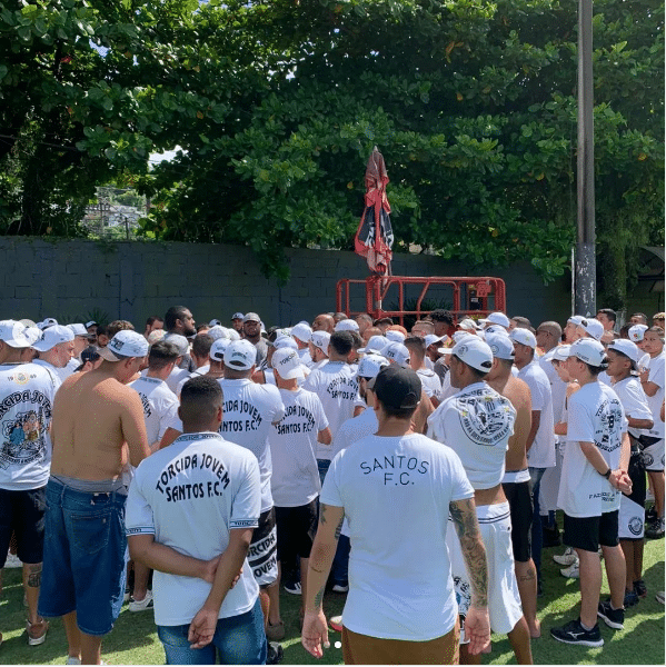 Torcida do Santos invade CT e cobra presidente &lsquo;contrata ou renuncia&rsquo;