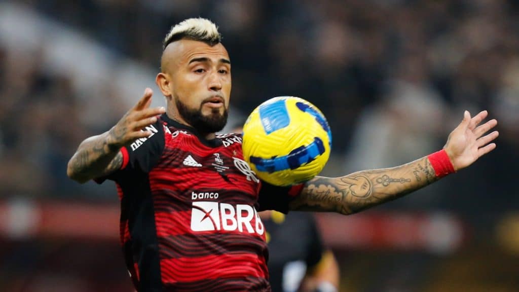 &ldquo;N&atilde;o est&aacute; feliz no Flamengo?&rdquo;: &Iacute;dolo do clube responde pol&ecirc;mica de Vidal, confira