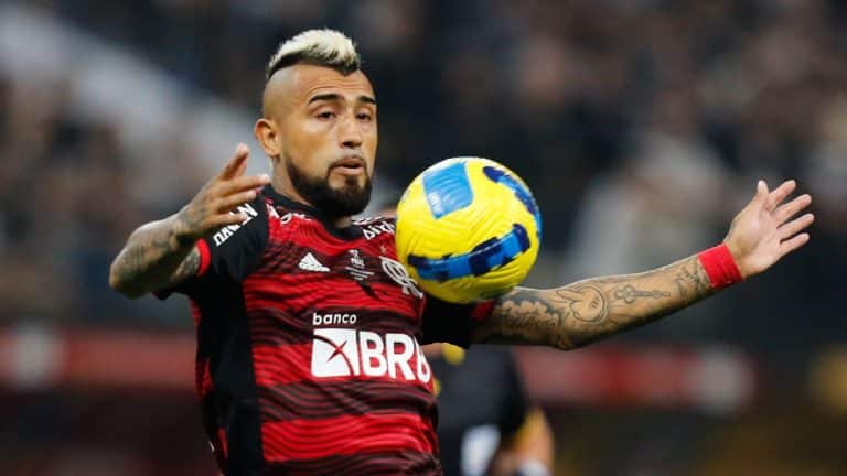 &ldquo;N&atilde;o est&aacute; feliz no Flamengo?&rdquo;: &Iacute;dolo do clube responde pol&ecirc;mica de Vidal, confira