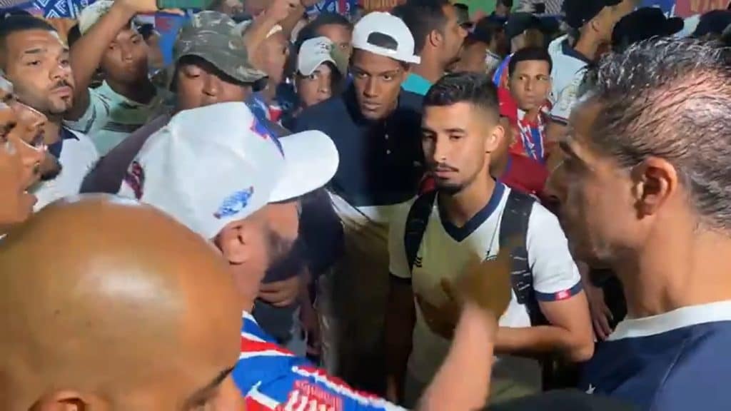 Revolta: elenco do Bahia &eacute; recebido com protestos