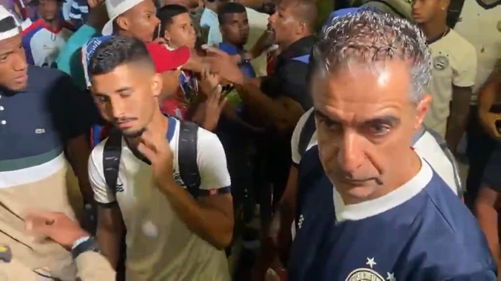 Ap&oacute;s goleada, jogador do Bahia &eacute; agredido por torcedor
