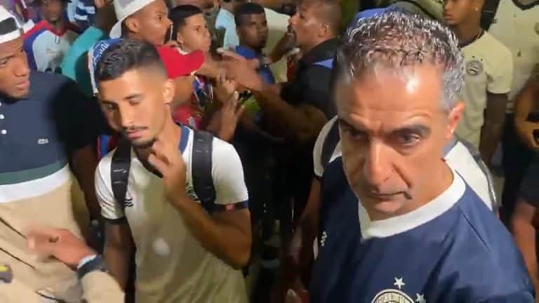 Ap&oacute;s goleada, jogador do Bahia &eacute; agredido por torcedor