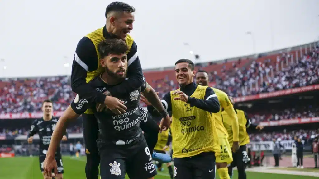 Corinthians sai na frente dos advers&aacute;rios em p&uacute;blico e renda no Paulist&atilde;o