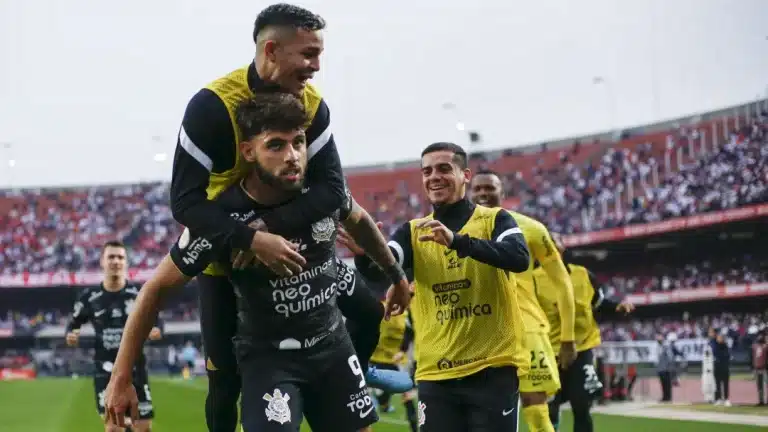 Corinthians sai na frente dos advers&aacute;rios em p&uacute;blico e renda no Paulist&atilde;o