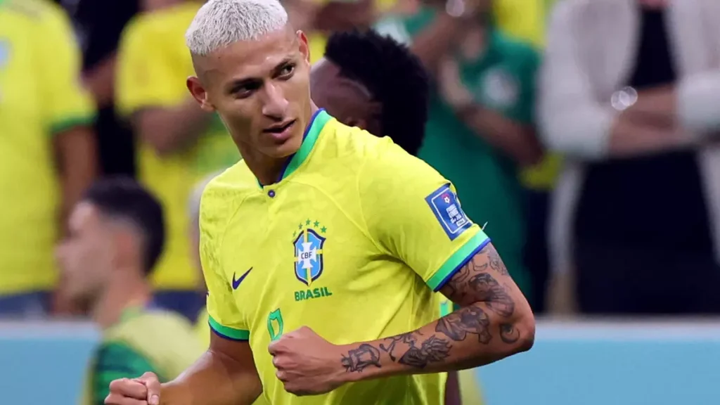 FICOU OU N&Atilde;O? Participante do BBB revela ter ficado com Richarlison e jogador se manifesta