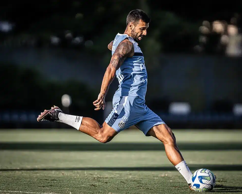 Odair aposta em ex-Corinthians para solucionar meio-campo do Santos