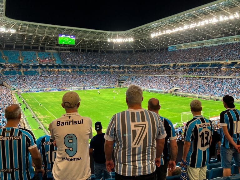 Na Balada! Zagueiro do Gr&ecirc;mio &eacute; flagrado em show por&nbsp;torcedores