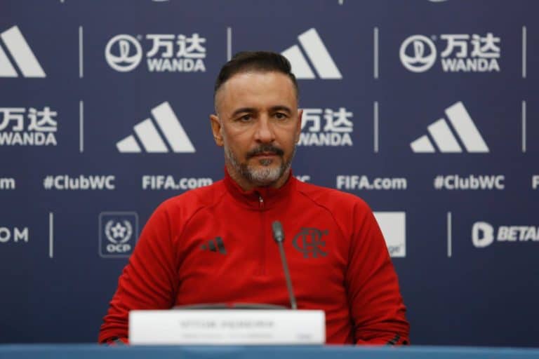 V&iacute;tor Pereira faz mist&eacute;rio ap&oacute;s vazamentos de escala&ccedil;&atilde;o