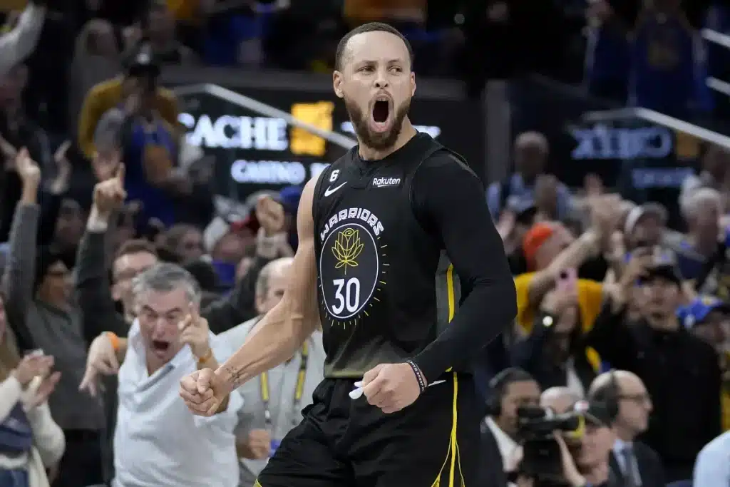 Stephen Curry comanda vit&oacute;ria do Warriors contra o Bucks