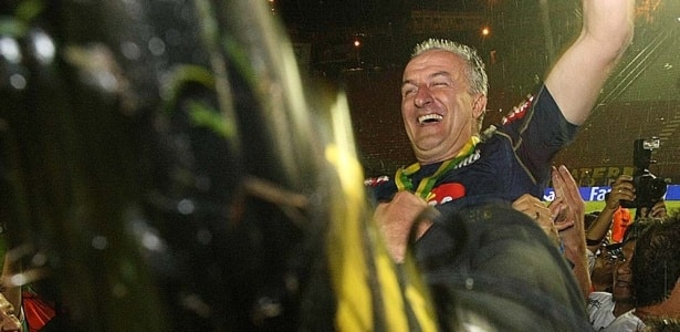 Torcedores do Santos pedem volta de Dorival J&uacute;nior
