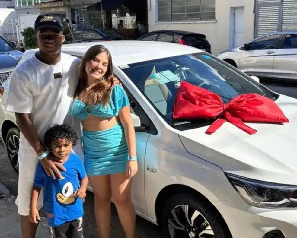 Endrick surpreende com presente para ex-namorada