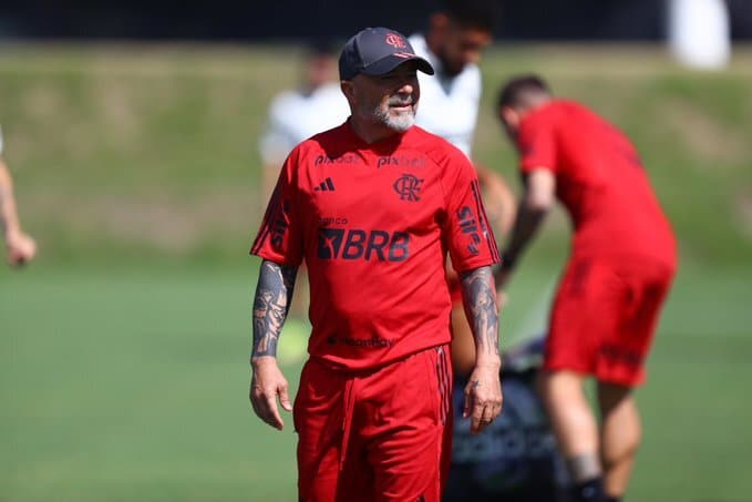 Com aval de Sampaoli, Flamengo monitora lateral-direito do Manchester City