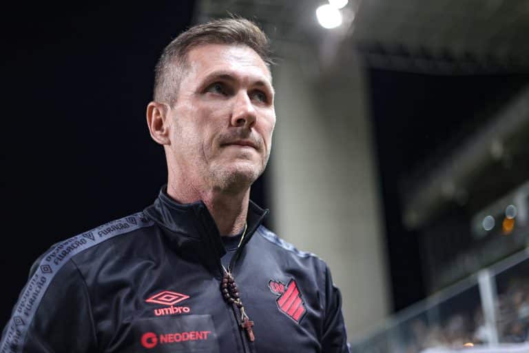 &ldquo;Fora! N&atilde;o joga mais&rdquo;, Athletico-PR toma dura decis&atilde;o com envolvidos em manipula&ccedil;&atilde;o de resultados