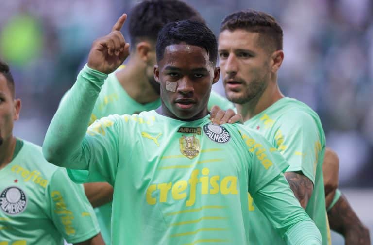 Endrick surpreende com presente para ex-namorada