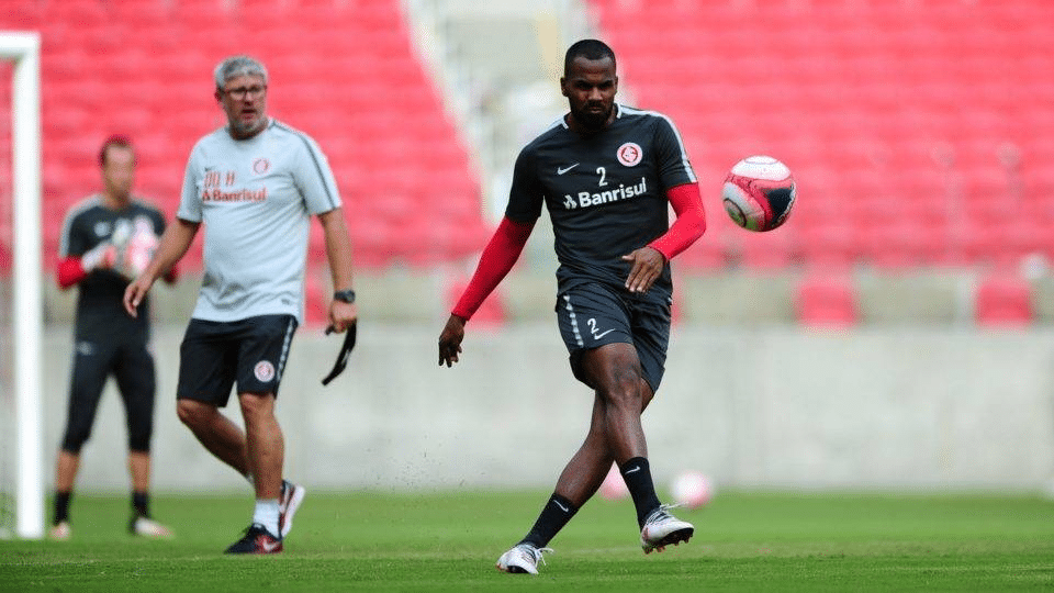 Thales Lira em a&ccedil;&atilde;o com a camisa do Internacional
