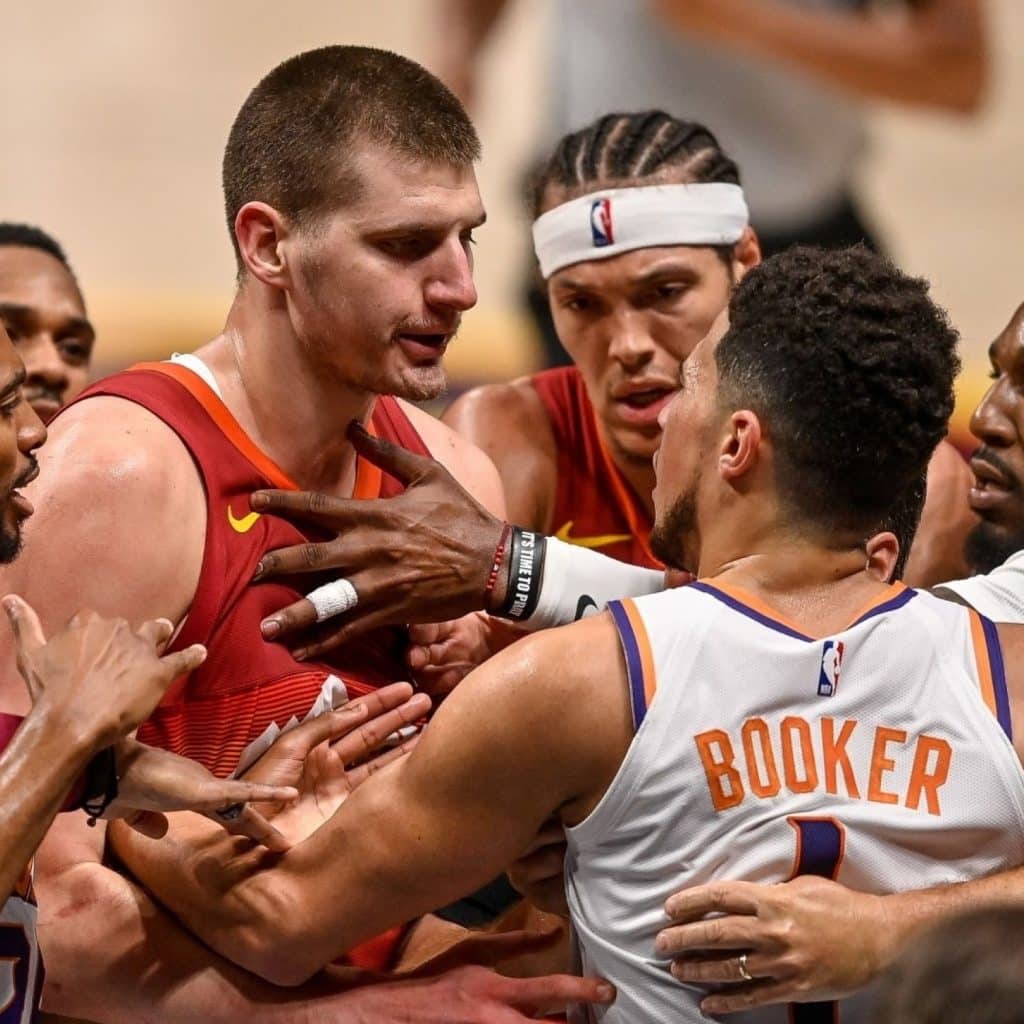 Nikola Jokic rebate rep&oacute;rteres: &ldquo;Melhorem! Estamos nos playoffs&rdquo;