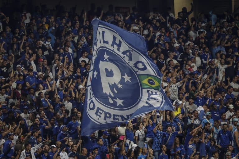 Cobran&ccedil;a: torcida do Cruzeiro bate o p&eacute; ap&oacute;s goleada