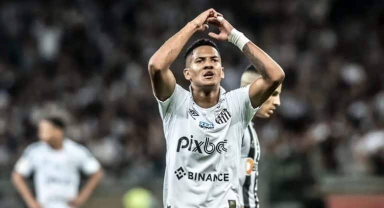 &ldquo;Amo esse clube e sou grato&rdquo;, &Acirc;ngelo se declara ao Santos e fala sobre sua perman&ecirc;ncia na Vila Belmiro