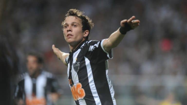 Bernard, maior venda da hist&oacute;ria do Galo, esteve presente na vit&oacute;ria do clube sobre o Athletico-PR