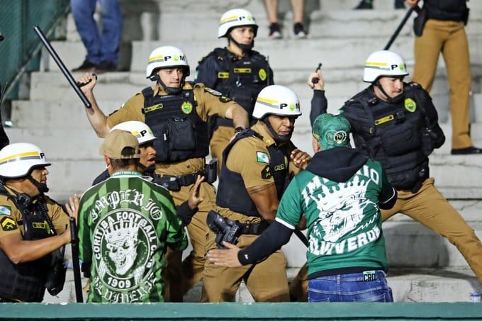 Cenas lament&aacute;veis! Torcedores e policiais entram em confronto em partida do Brasileir&atilde;o