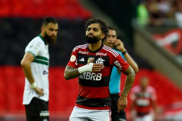 Clima tenso no Flamengo! Gabigol revida cobran&ccedil;a de torcedores em aeroporto; confira