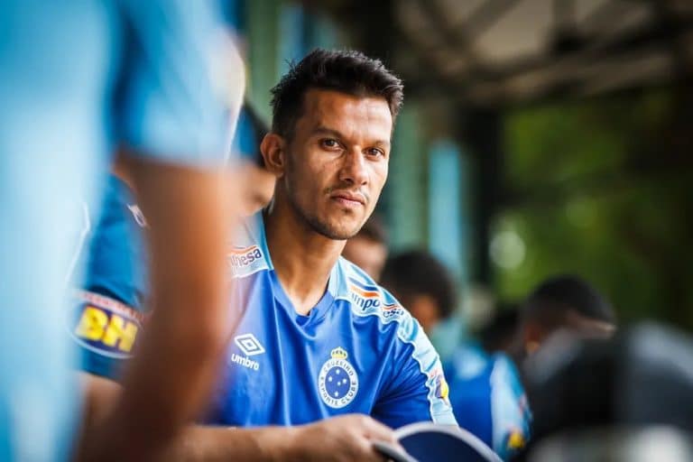 Cruzeiro &eacute; obrigado pela justi&ccedil;a a reintegrar meio-campista; confira