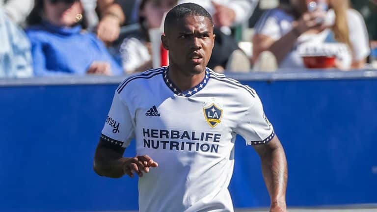 Douglas Costa tem pris&atilde;o decretada por falta de pagamento de pens&atilde;o aliment&iacute;cia